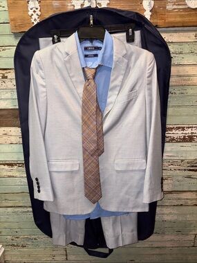 Calvin Klein Light Gray suit with Izod shirt & Tie comes with Garment Bag